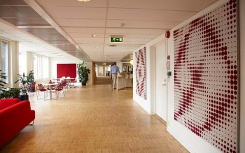 akustikmoduler i rød og hvid filt hos Tryg Oslo